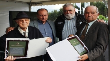 Os galegos Manolo Andrade e Arturo Pichel reciben a placa conmemorativa de mutualistas de honra