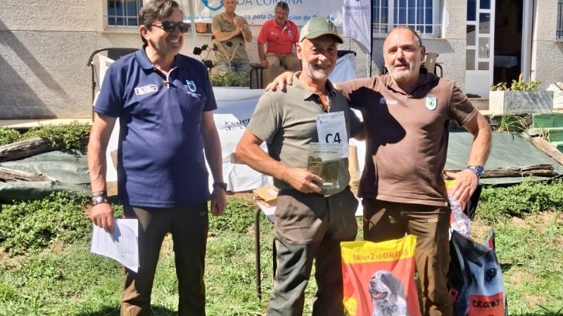 Rafael Rodríguez e os seus beagles acadan o primeiro posto do provincial coruñés de coello