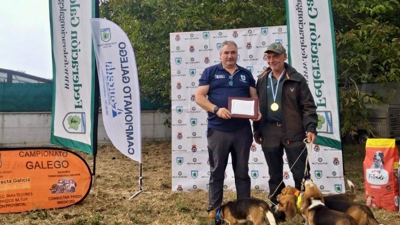 O coruñés Rafael Rodríguez cos beagles “Moro, Nei, Nico e Nani” coroase Campión Galego de Coello