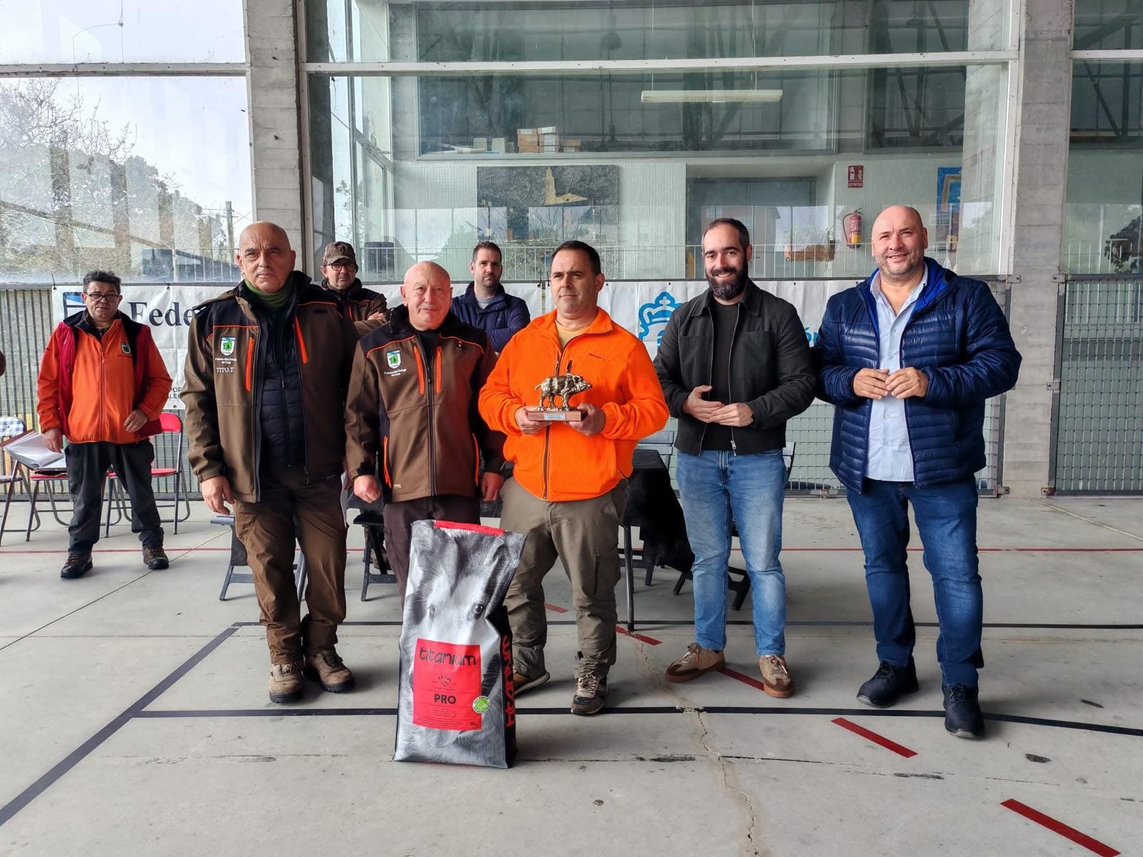 Marcos García con “León”, Samuel Fernández con “Pirlo” e Silvia Pereira con “Bus” foron os campións da proba de traela sobre xabaril salvaxe en Rianxo