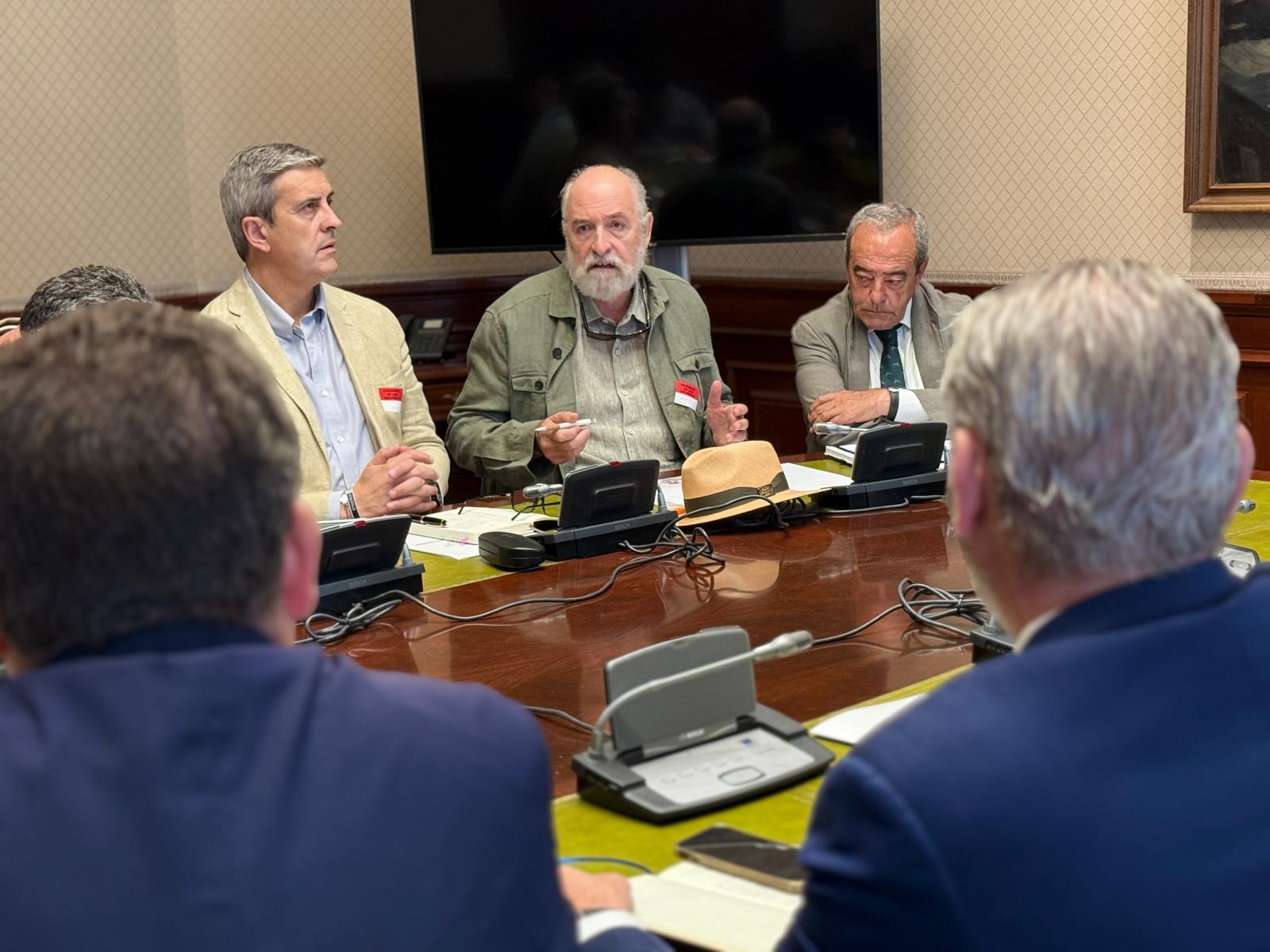 No Congreso os cazadores piden apoio a Vox fronte aos grandes retos os que se enfronta o sector