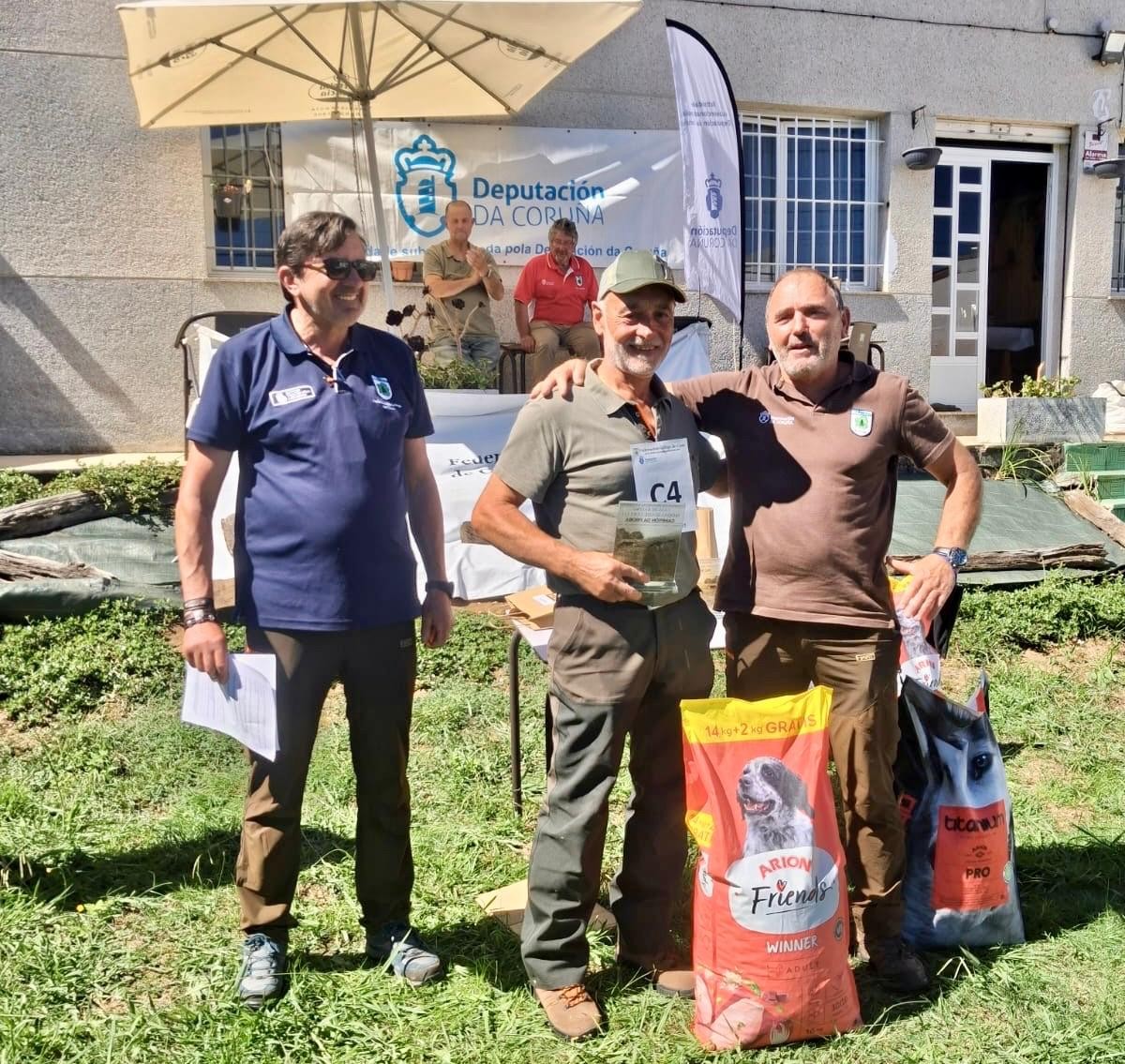 Rafael Rodríguez e os seus beagles acadan o primeiro posto do provincial coruñés de coello